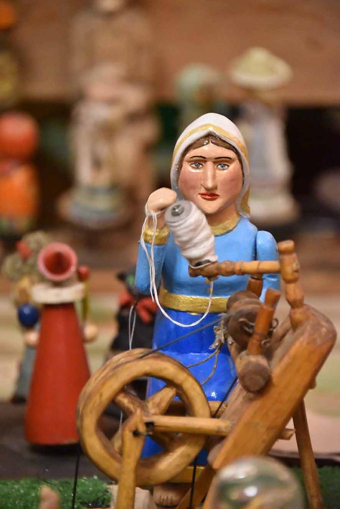 Frau an einem Spinnrad 