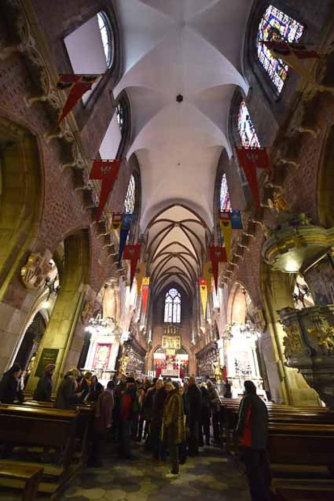 Betende im Breslauer Dom 