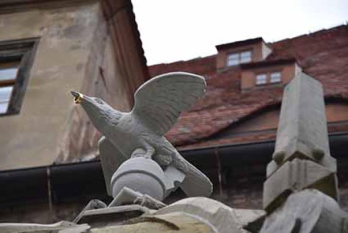 Bis heute kann man vor dem Gemäuer des Doms daher lebende Raben sehen, während über dem Käfig ein steinerner Artgenosse thront - mit einem Ring im Schnabel.