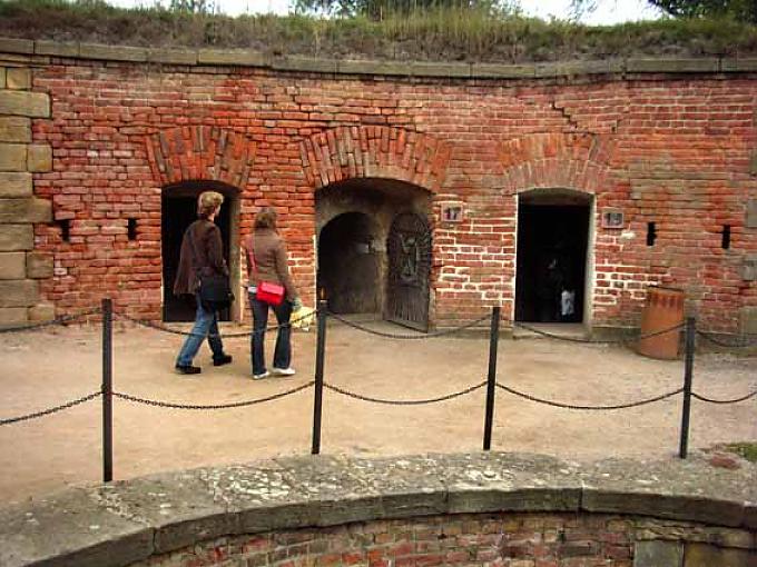 Besucher in der kleinen Festung