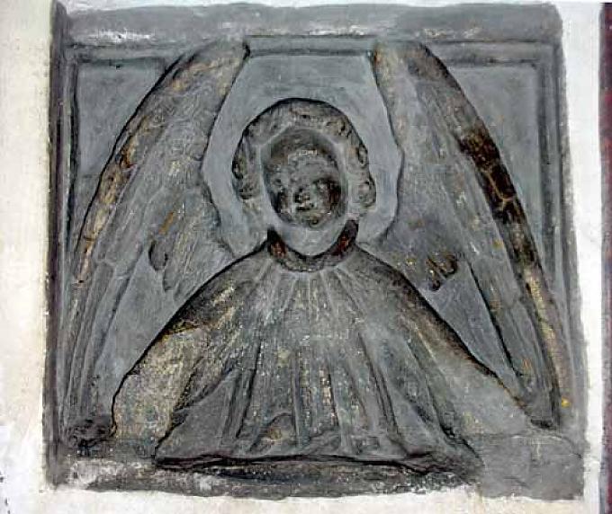 Kloster Arnstein. Der lächelnde Engel am Eingang der Kirche in Arnstein.