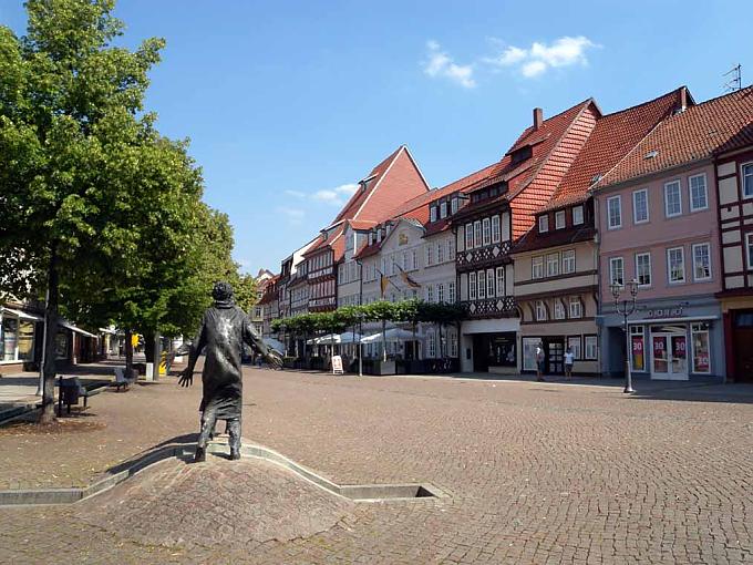 Blick durch die Fußgängerzone zum Rathaus