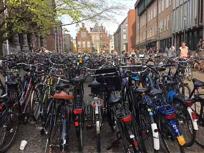 Das blaue Pissoir des Weltstars