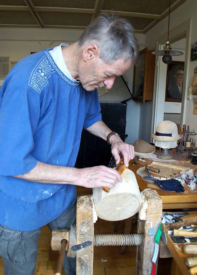 Modelschreiner Erich Kimpfler bearbeitet den Rohling