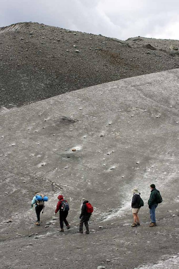 Wanderung auf dem Gletscher im Wrangell-St. Elias-Nationalpark in Alaska
