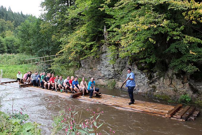 Floßfahrt unter einer Brücke durch