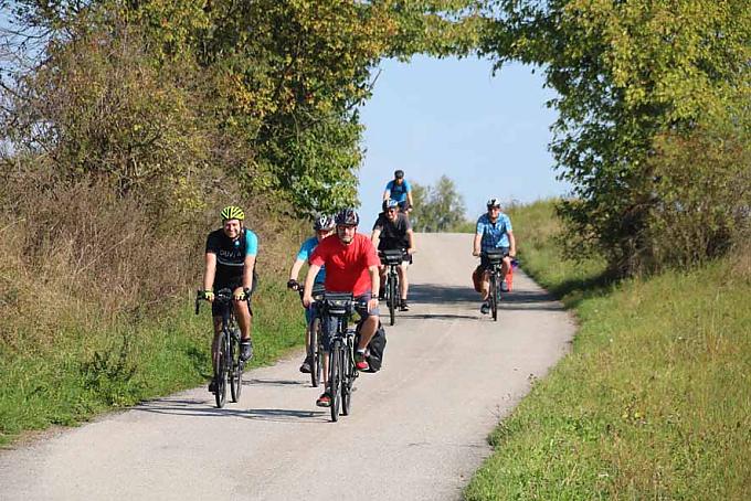 Radfahrer auf dem Moldauradweg.