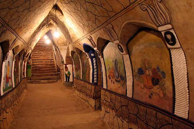 Der bemalte Weinkeller in Satov