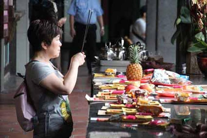 Tai Chi, Orakelstäbchen und Meditations-Retreats