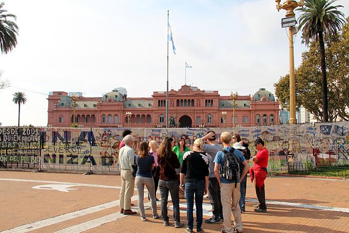 Ein Obelisk, ein Haus auf dem Dach – und immer wieder Evita.