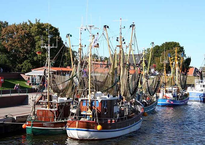 Hafenromantik an der Leybucht: In Greetsiel ankern zahlreiche Krabbenkutter