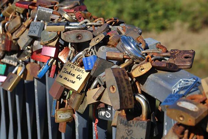 Liebesschlösser am Geländer der Brücke zur Dominsel in Posen. 