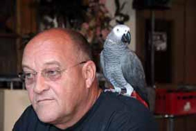 Mit dem Papagei ins Wirtshaus
