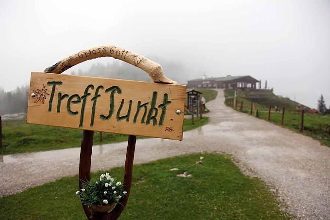 Dichter Nebel liegt über den Bergwiesen der Kampenwand bei Aschau