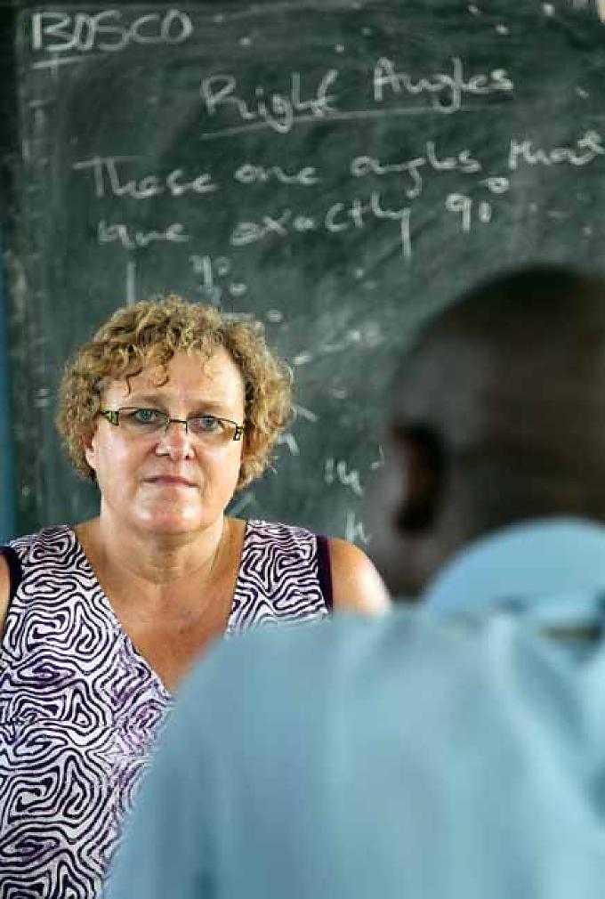 Sabine Kolping während der Teamleiterbesprechung bei Don Bosco Fambul.