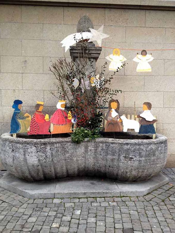 Weihnachtskrippe an einem Brunnen in Estavayer-le-Lac 