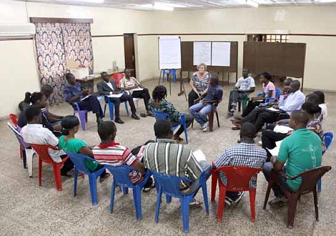 Teamleiter Francis Kamara macht Rollenspiele mit Straßenkindern.