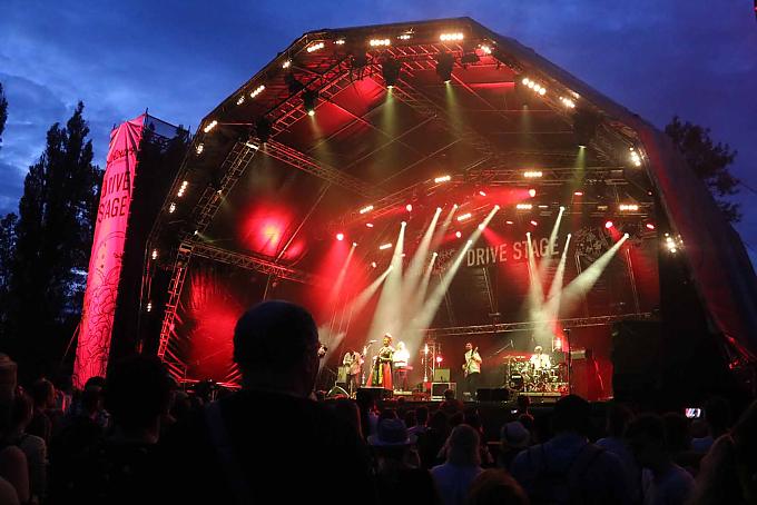 Ein Event inmitten zerbröckelnder Industriebauten und rostiger Hochöfen