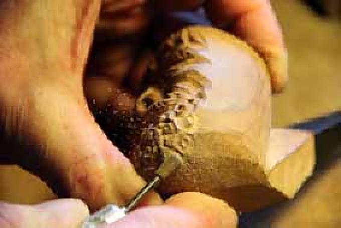 Norbert Riemer in seiner Werkstatt.