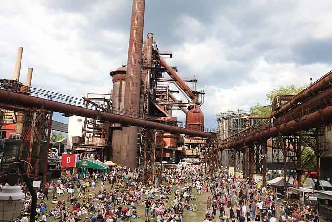 Ein Event inmitten zerbröckelnder Industriebauten und rostiger Hochöfen