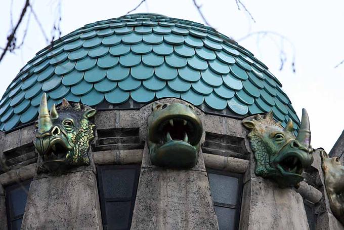 Elefanten im Taj Mahal und Weltkugeln auf dem Dach