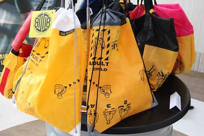 Taschensortiment aus alten Rettungswesten