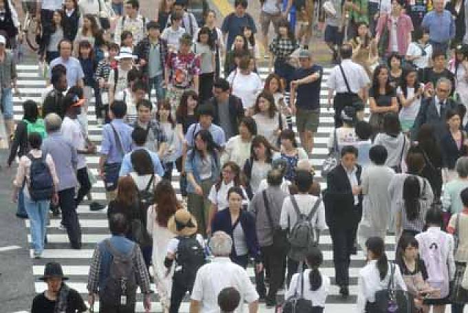 Fußgänger-Überweg in Shinjuku in Tokio