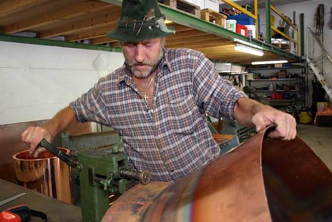 Arbeit an der Sickelmaschine