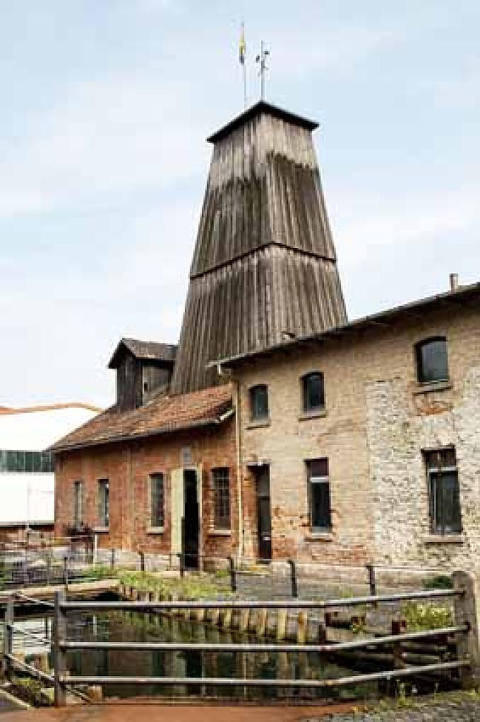 Saline Luisenhall mit dem alten Förderturm.