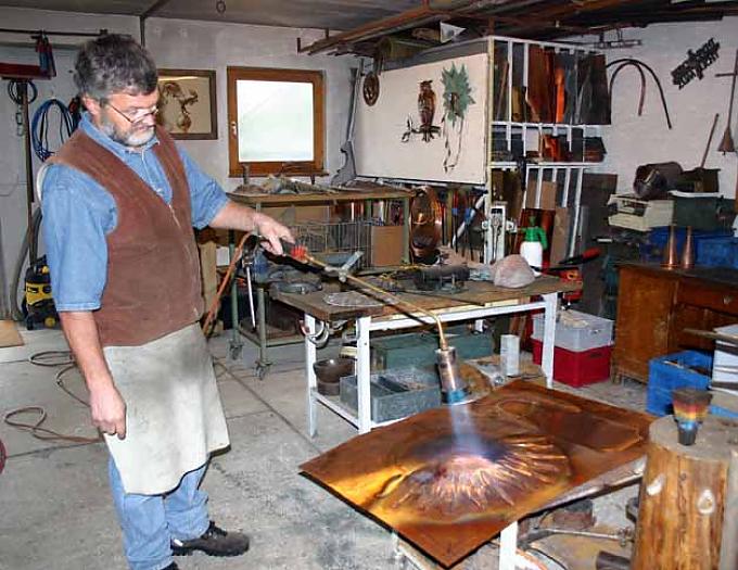 Gockel, Eule, Pferd und Hexe auf dem Hausdach