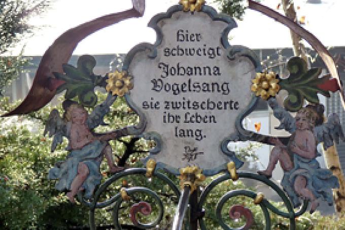Der „reiche Led’rermeiser, Patriz Gandelhofer heißt er, mit seidne Strümpf und Schnallenschuh’ ging er ein zur ew’gen Ruh“. 