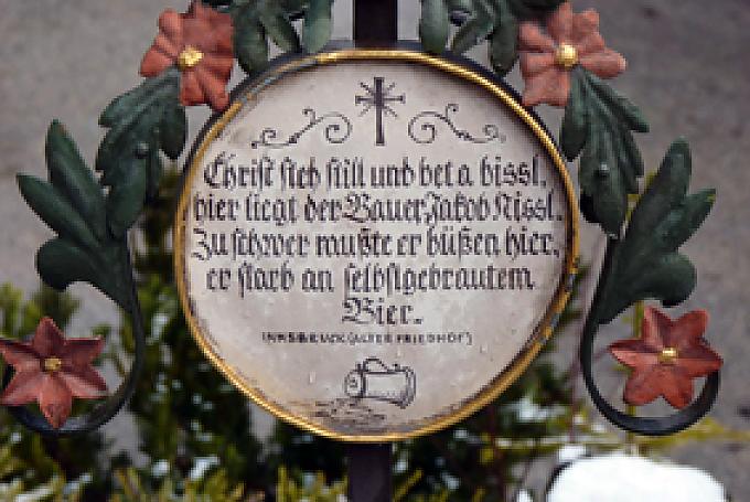 Sicherlich könnte man im Himmel sogleich mit Leidensgenossen anstoßen, von denen es dort genug zu geben scheint: „Christ steh still und bet a bissl, hier liegt der Bauer Jakob Nissl.