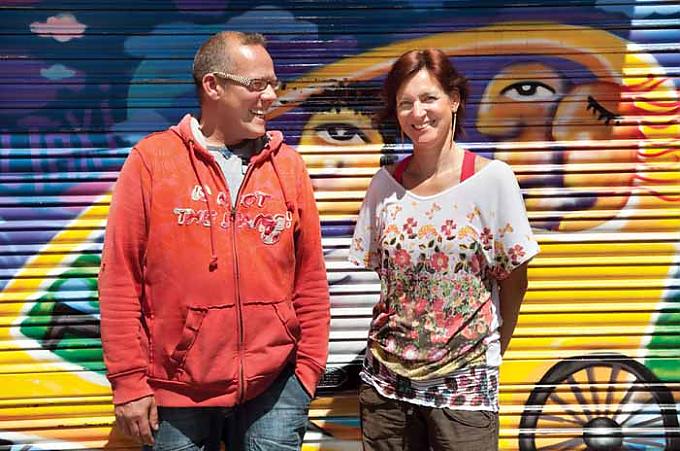 Gerald Caspari und Eva Rossel vor ihrem Unternehmen