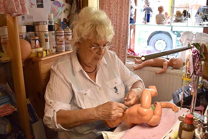 Irmtraud Schwenkler am offenen Körper: Diese Puppe hat schon bald wieder zwei bewegliche Arme.