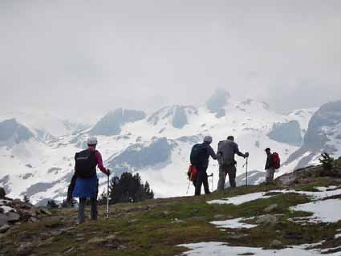 Auf dem Weg vom Tal von Aspe ins Tal von Ossau liegt in höheren Lagen noch Schnee.