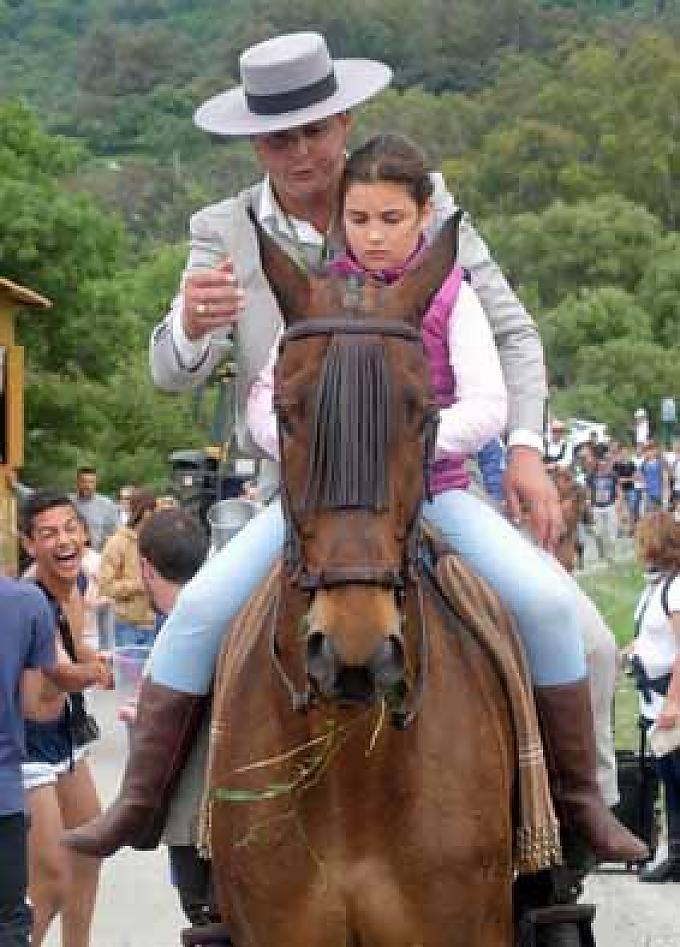Nachdem die Stadtgrenzen überschritten wurden, verwandelt sich die von der Polizei für den Autoverkehr abgeriegelte Straße allmählich in eine Tanzfläche. Kaum ein carreta, in, neben und hinter dem nicht ausgelassene Partystimmung herrscht. 