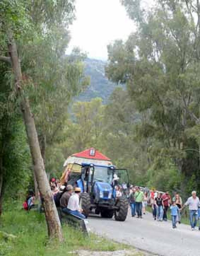 Nachdem die Stadtgrenzen überschritten wurden, verwandelt sich die von der Polizei für den Autoverkehr abgeriegelte Straße allmählich in eine Tanzfläche. Kaum ein carreta, in, neben und hinter dem nicht ausgelassene Partystimmung herrscht. 