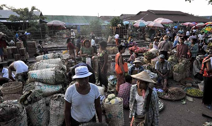Obdachlose unter einer großen Brücke in Yangon / Myanmar