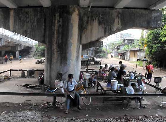 Obdachlose unter einer großen Brücke in Yangon / Myanmar