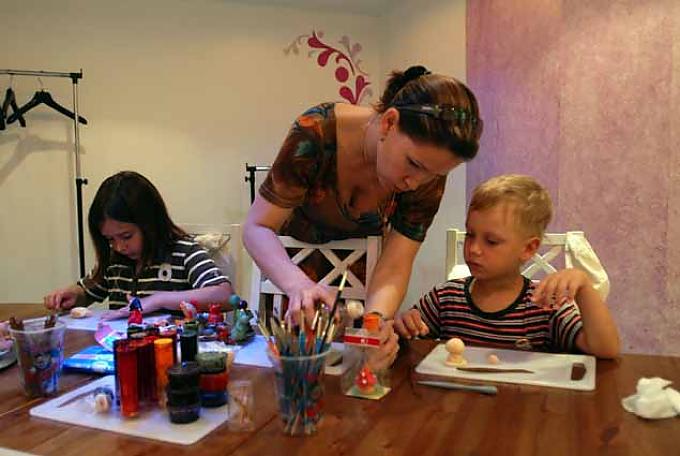 Anne und Wladimir arbeiten an ihren Marzipankunstwerken im Marzipanmuseum in Tallinn