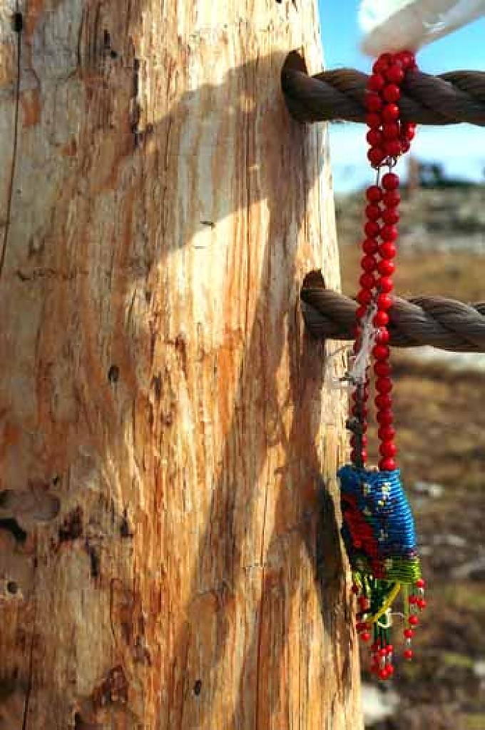 Medizinbeutel am Zaun 