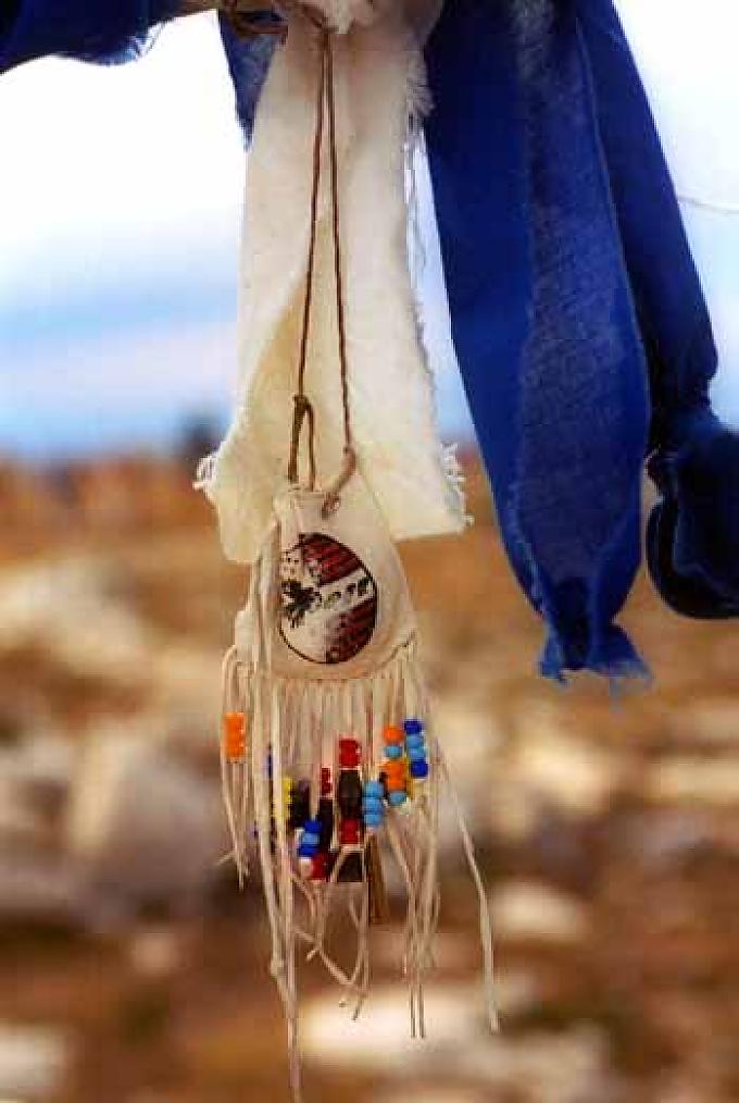 Medizinbeutel am Zaun 