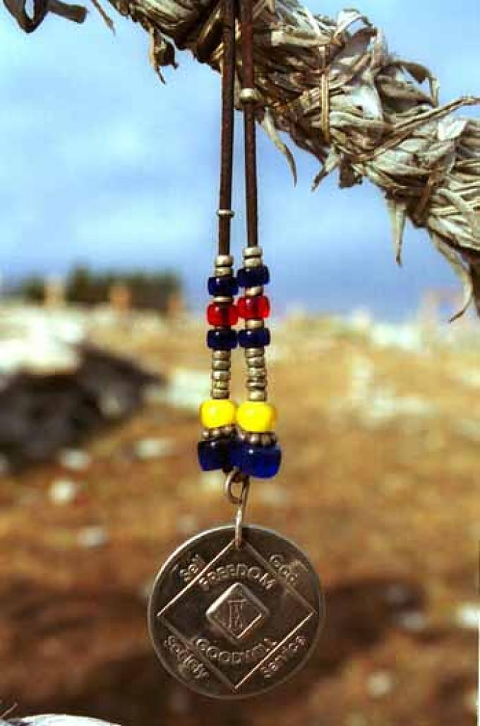 Medizinbeutel am Zaun 