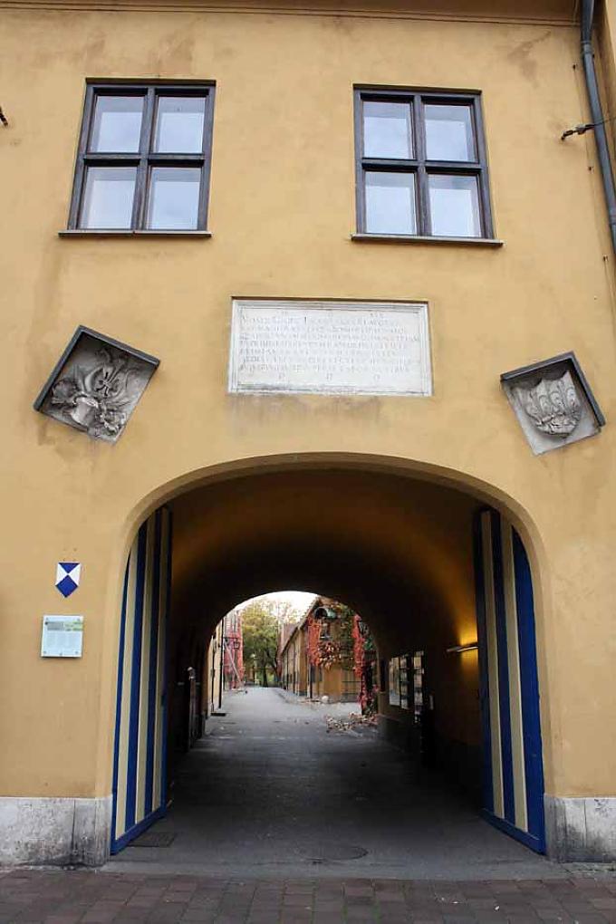 Auf der Hauptkreuzung war der erste Wasseranschluss der Fuggerei