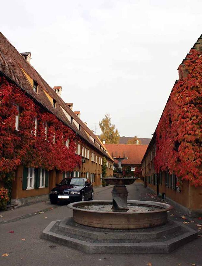 Auf der Hauptkreuzung war der erste Wasseranschluss der Fuggerei