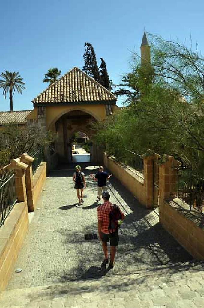 Besucher betreten das Gelände der Moschee 