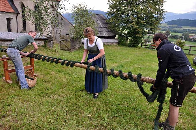 Die Trägerstangen werden mit Blumen und Girlanden geschmückt
