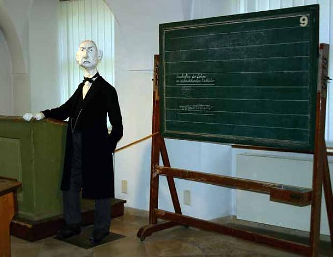 Auf Holzscheiten knien und die Eselbank drücken