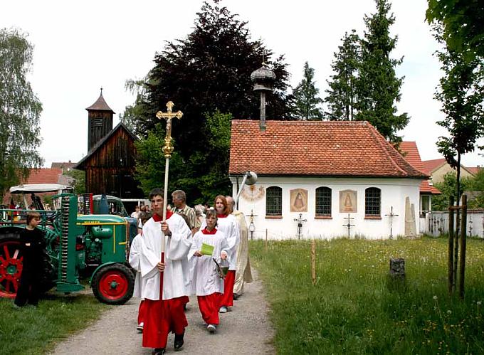Der Segen wird durch Pfarrer Rollinger erteilt