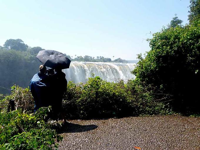 Luxus und Elend am größten Wasserfall Afrikas